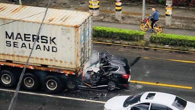 上海一辆小客车追尾卡车，致驾驶员当场死亡