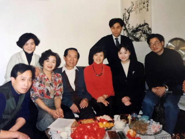 90年代中期李玲虹夫妇在家与台播部闽南话组合照。