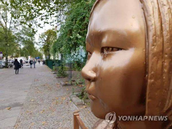 设置在柏林米特区的象征慰安妇问题的少女像，摄于9月27日图源：韩联社