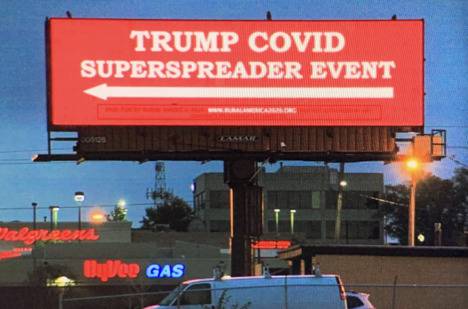 艾奥瓦州集会外广告牌：“特朗普是病毒超级传播者”