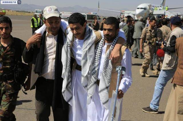 沙特联军释放首批胡塞武装人员抵达也门首都萨那