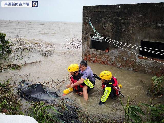 海南万宁：强降雨致多处内涝 消防转移群众400余人