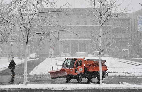  2020年3月24日，塞尔维亚贝尔格莱德，清障车在街头铲除积雪。图