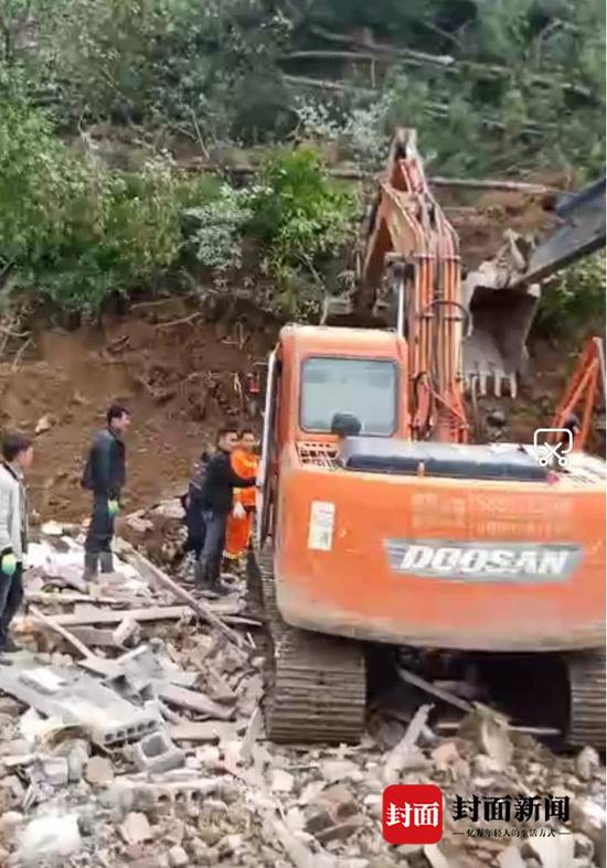 四川宣汉漆树乡发生山体滑坡一民房被埋当地全力救援