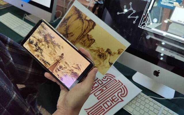 北京交通大学设计的圆明园古迹数字复原AR交互游戏。摄影/新京报记者浦峰