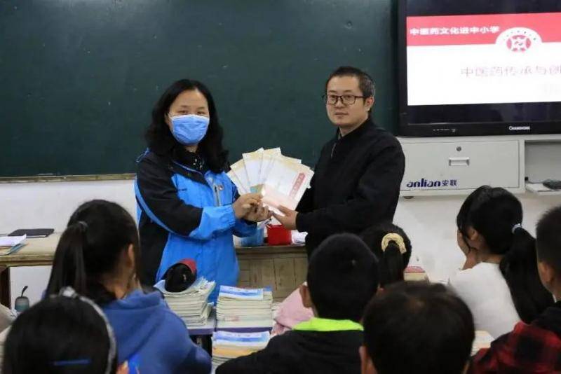 全国扶贫日  挺进大别山，基础医学院将“四史”学习教育和健康扶贫相结合