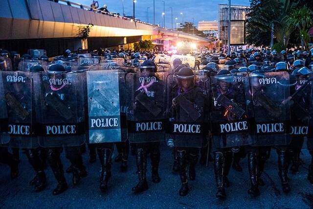 当地时间2020年10月15日，泰国曼谷，反政府抗议活动持续举行，大批警察出动。人民视觉图