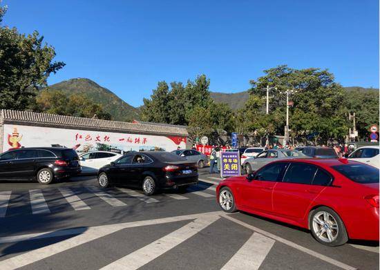 北京香山红叶观赏季首个高峰日车流汹涌，多个停车场已关闭