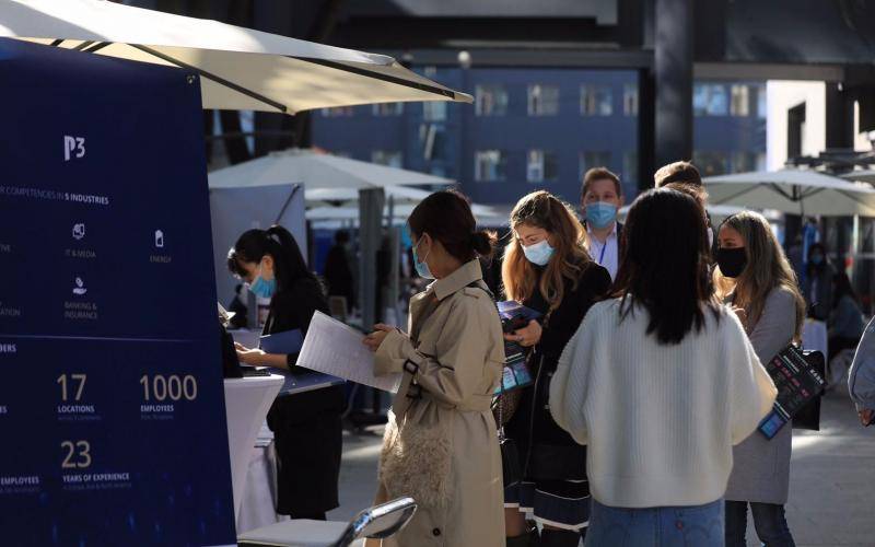 人才集市吸引了很多外国留学生前来应聘。新京报记者浦峰摄