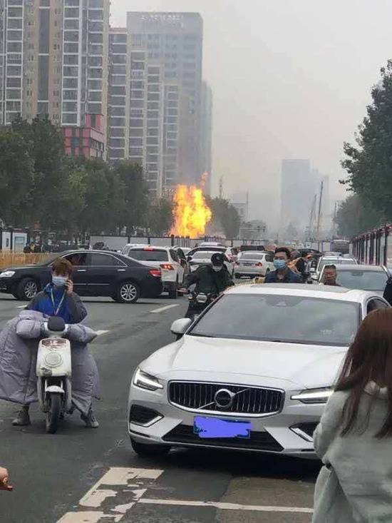 武汉一路口施工挖破天然气管道起火 离加油站只有5米