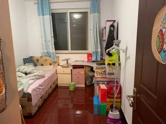 去年，申某立与妻子离婚，这是申某立的卧室，图/新京报记者张胜坡摄