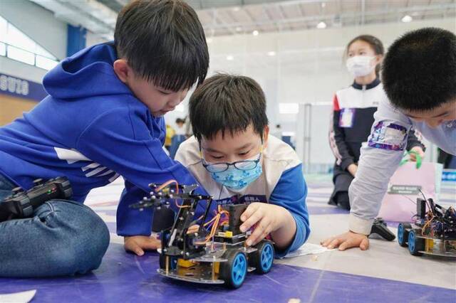 4岁娃娃来编程，初一学生发明多，上海这个人工智能大赛了不得