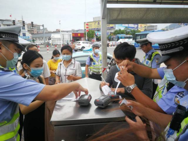 行人闯红灯罚10元，东莞这个路口1小时近百人被罚！