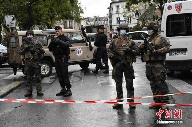 资料图：法国防暴警察和宪兵持枪巡逻。中新社记者李洋摄
