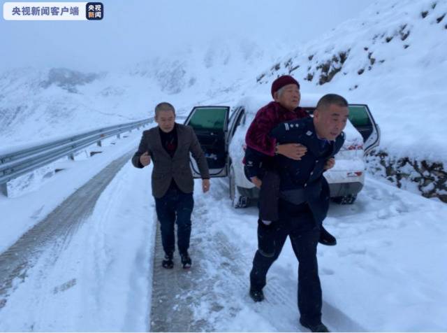 夹金山天降大雪民警及时救援14名被困游客
