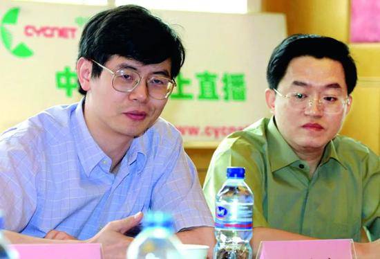 ·2003年7月，胡伟武（左）作为2003年度中国青年五四奖章获得者在会议上发言。