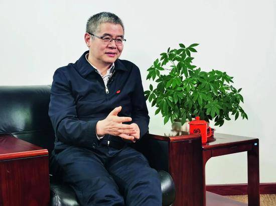 ·2020年10月10日，胡伟武在北京接受记者采访。（本刊记者陈昊/摄）