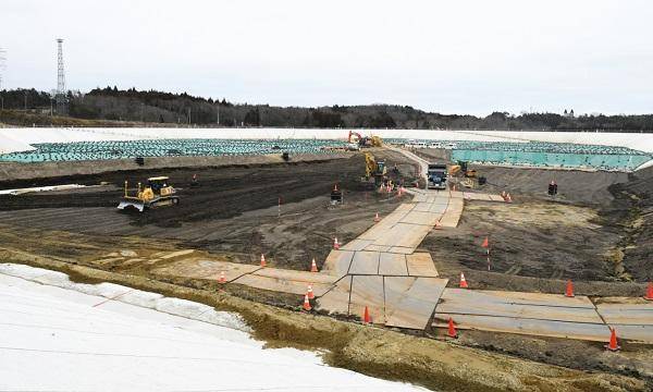 日本福岛第一核电站附近拍摄的污染土中期存放设施内的一个大型污染土填埋场。图源：新华社