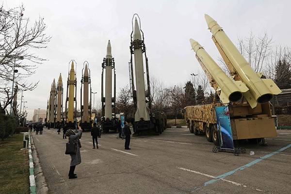当地时间2019年2月2日，伊朗首都德黑兰举行武器和军事装备展览会，民众在场内参观。人民视觉资料图