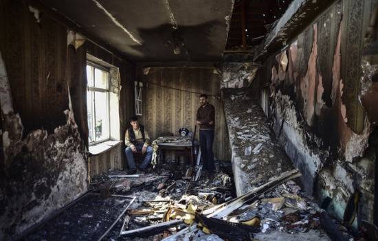 冲突中，阿塞拜疆境内一间房屋被毁。（美联社）