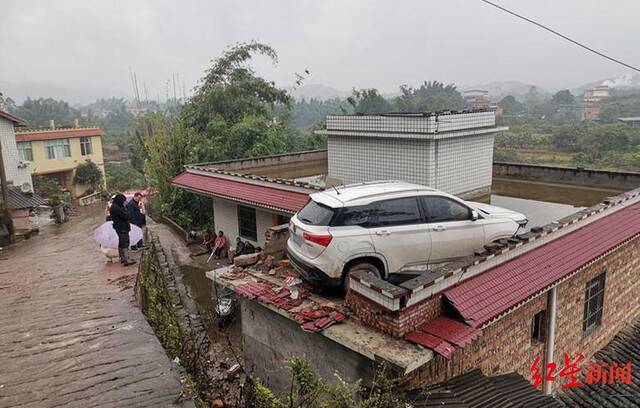 ↑房顶上的肇事车