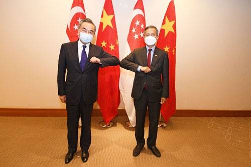 当地时间2020年10月13日，在东南亚访问的国务委员兼外长王毅过境访问新加坡并同新外长维文举行会谈。