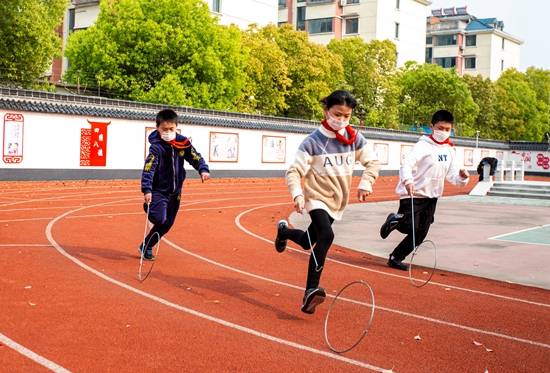 4月22日，江苏省海安高新区田庄小学的学生们正在体育课上快乐地玩着传统游戏“推铁环”。人民视觉供图