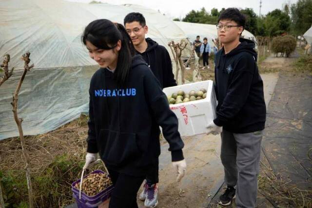 走进田间，“劳”获金秋——西南财经大学“社会大课堂”生产劳动实践暨广汉市大学生劳动教育实践基地启动仪式举行