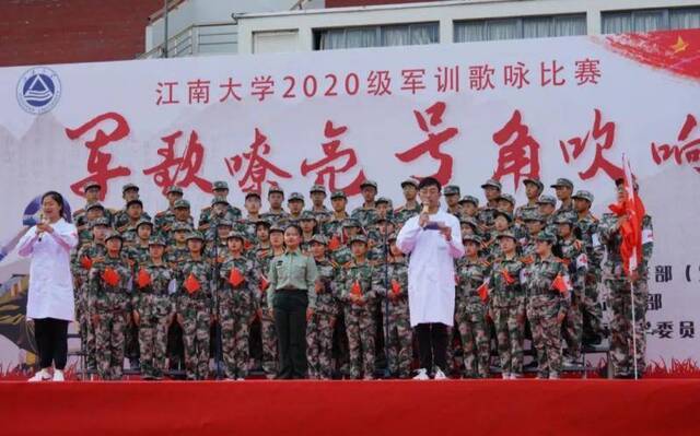 别眨眼！江南大学举行新生军训合唱比赛，原谅我只关注了颜值~