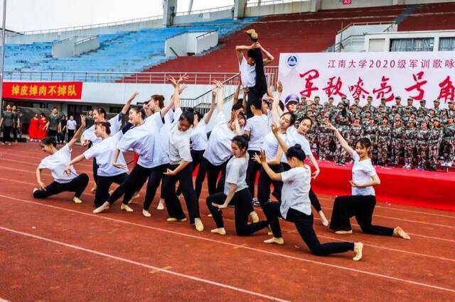 别眨眼！江南大学举行新生军训合唱比赛，原谅我只关注了颜值~