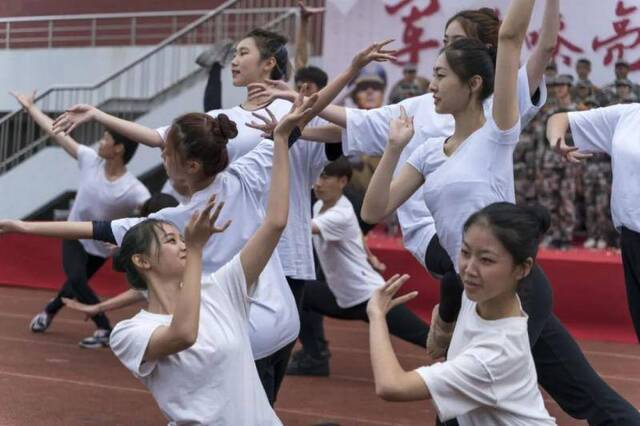 别眨眼！江南大学举行新生军训合唱比赛，原谅我只关注了颜值~