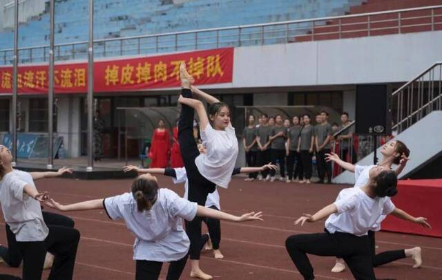 别眨眼！江南大学举行新生军训合唱比赛，原谅我只关注了颜值~