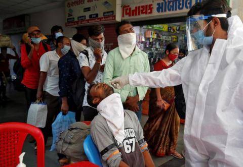 印度民众接受新冠病毒检测（图源：路透社）