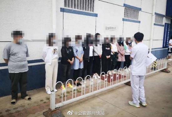 使用国旗国徽图案仿冒政府网站卖假证 北京警方刑拘16人