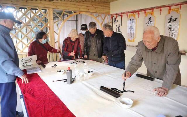 居民们在科韵长廊内进行书法交流。摄影/新京报记者王飞