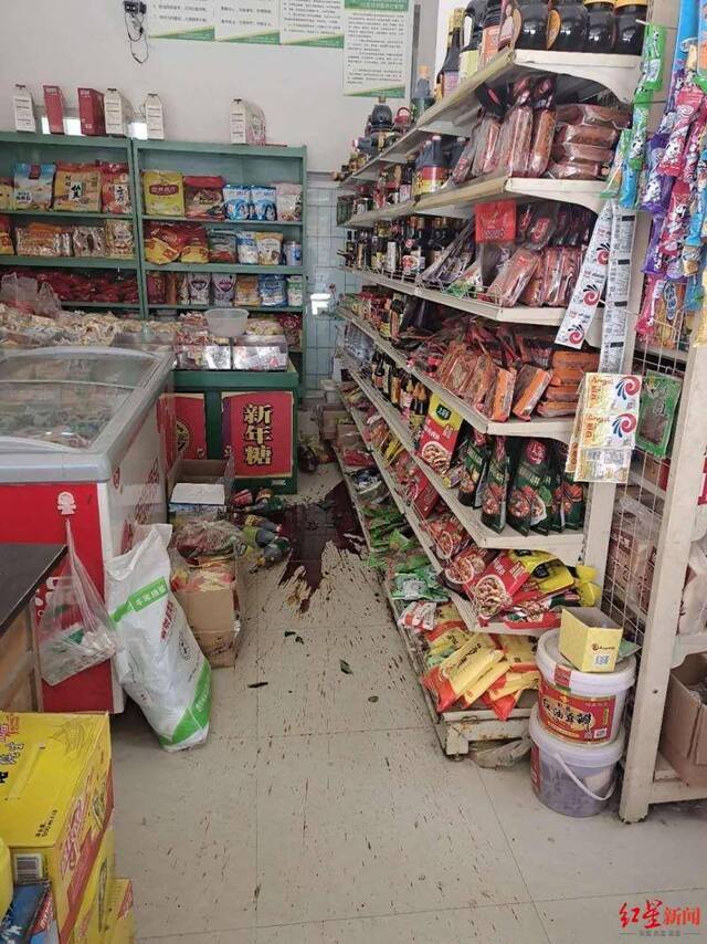 北川某超市货物掉落