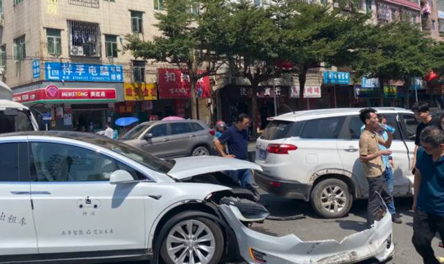东莞首例！无人驾驶出租车被撞，居然还上了热搜……
