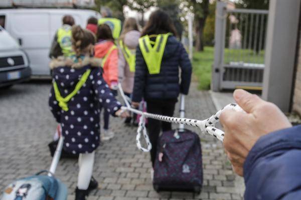 疫情反弹！意大利儿童结绳上学保持社交距离