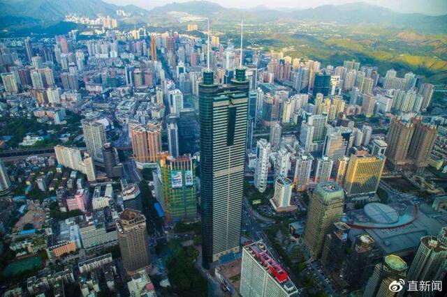 梁锦松：我不觉得深圳上来了香港就一定要下去