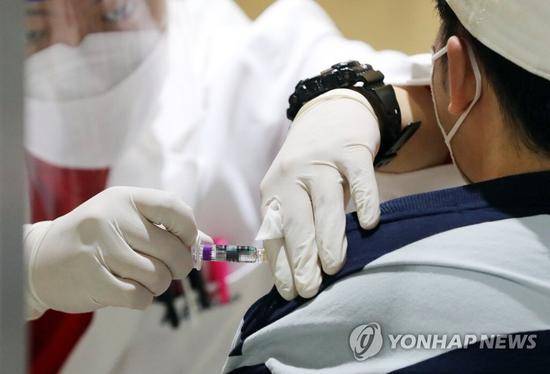 韩国首尔一位市民在接种流感疫苗
