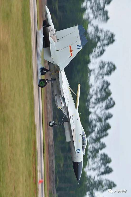 南海海域开展大规模空空导弹实射训练