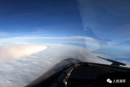 南海海域开展大规模空空导弹实射训练