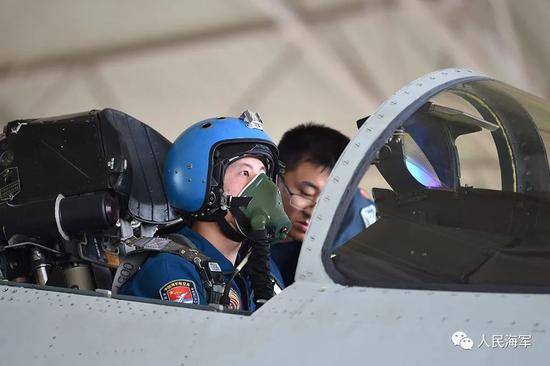 南海海域开展大规模空空导弹实射训练