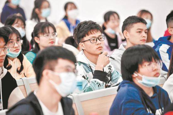 小伙攒下工钱复读重新考回大学校园