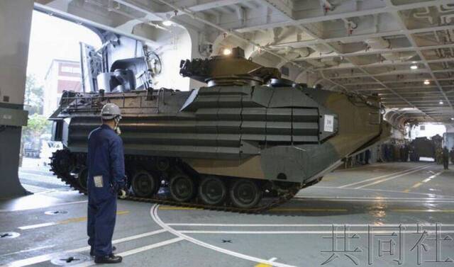 日本“水陆机动团”将两栖战车装运到运输舰上