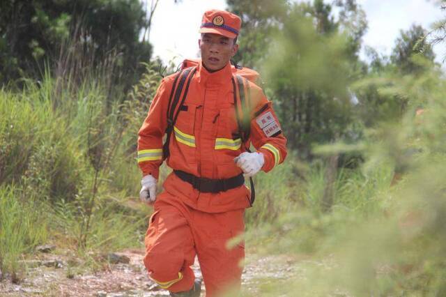 韦炳松在一次森林大火中执行任务。受访者供图
