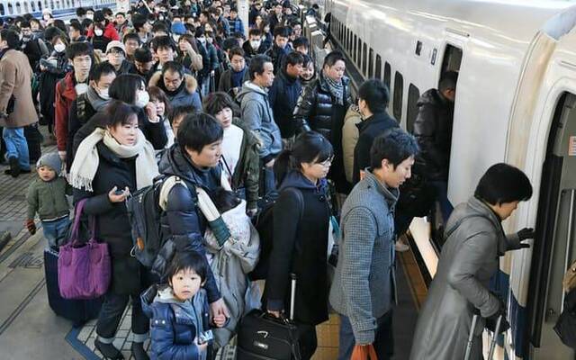 日本新年期间的返乡人群（日本经济新闻）