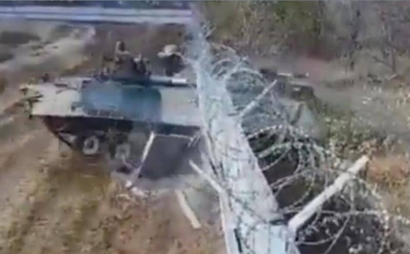 俄罗斯装甲车冲破围墙进入机场画面