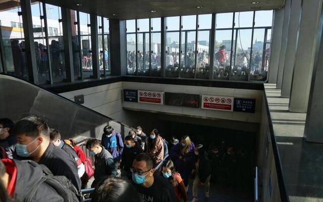 地铁10号线巴沟站，车站已将电梯关闭，乘客正步行出站。摄影/新京报记者裴剑飞