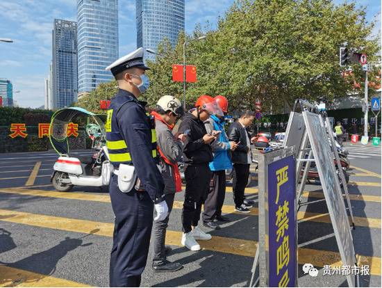 贵阳治理电瓶车违法行为：街头答题直到合格才放行